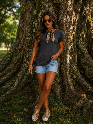Camiseta Feminina Básica em algodão, toda mulher precisa.